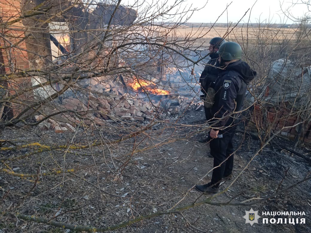 Згорів у будинку через ворожий удар чоловік на Харківщині
